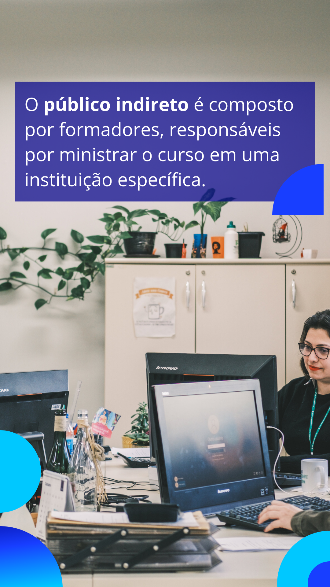 Na segunda e na terceira, leem-se as definições: público direto é composto por formadores, responsáveis por ministrar o curso em uma instituição específica. E o público indireto corresponde aos alunos do curso.